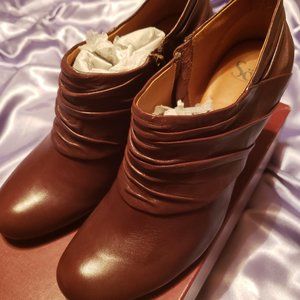 Brand New!!! SOFFT Florina ankle booties boots shoes Redwood Brown 9.5 9 1/2 M